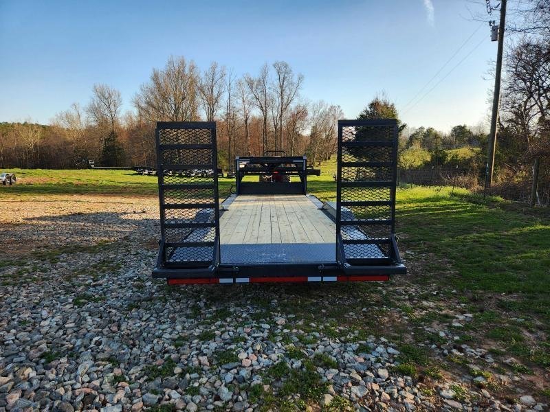 2026 Lamar 102X24 14K Gooseneck Equipment Hauler w/ Winch Plate, Drive-Over Fenders and Stand-Up Ram