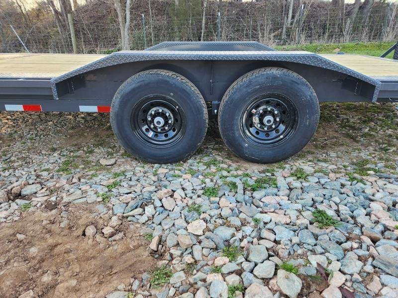 2026 Lamar 102X24 14K Gooseneck Equipment Hauler w/ Winch Plate, Drive-Over Fenders and Stand-Up Ram