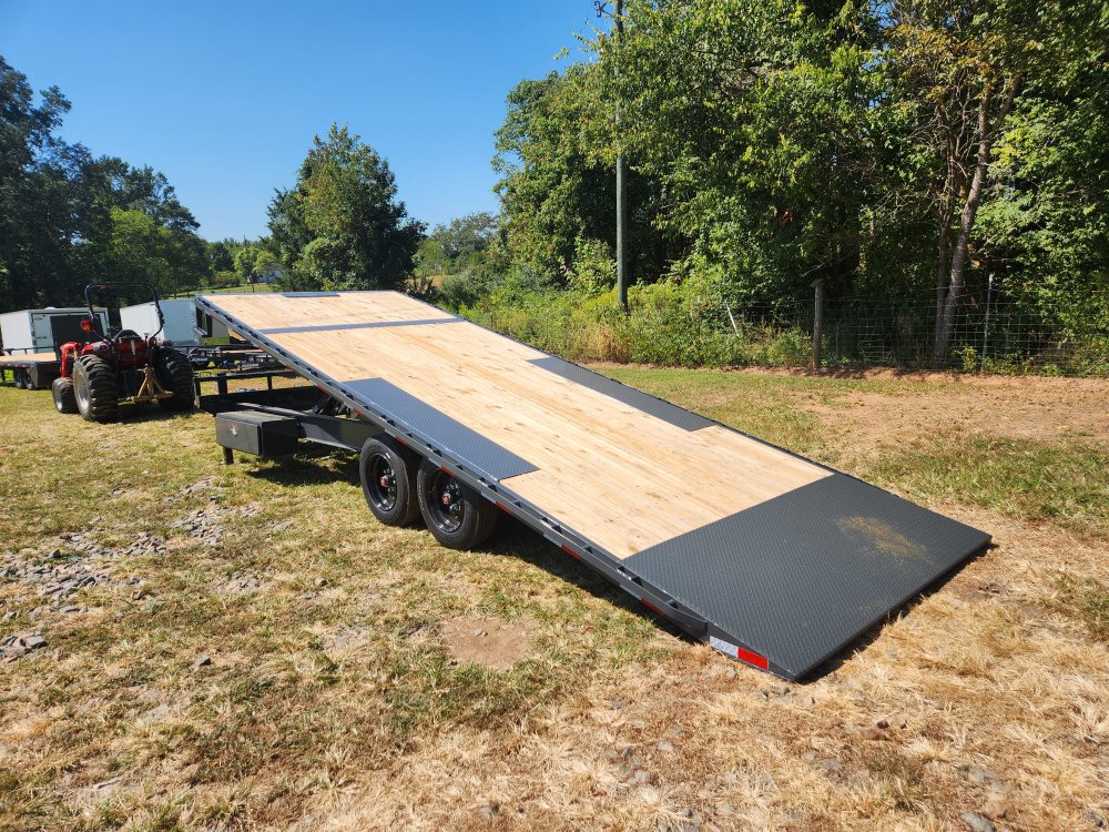 2026 Lamar 102x24 16k Deckover Tilt w/ Winch Plate and Solar Charger