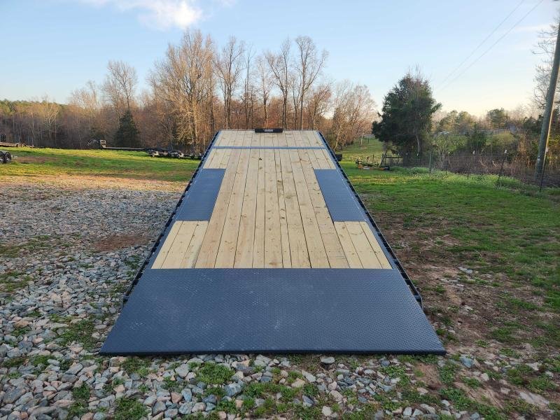 2026 Lamar 102x24 14k Gooseneck Deckover Tilt w/ Winch Plate and Solar Charger