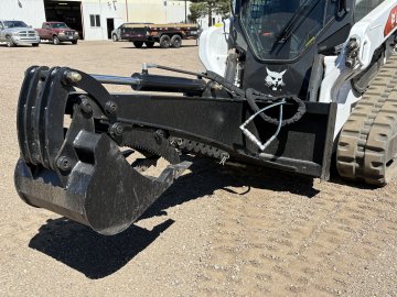 6.5' BACKHOE WITH THUMB & 18" BUCKET