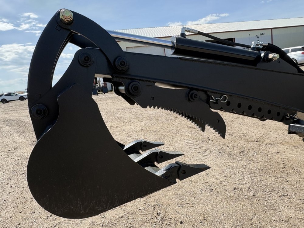 8.5'  BACKHOE WITH THUMB & 18" BUCKET