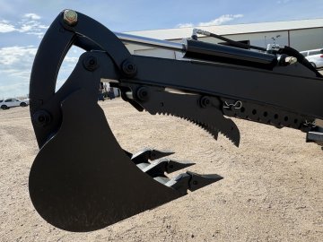 8.5'  BACKHOE WITH THUMB & 18" BUCKET