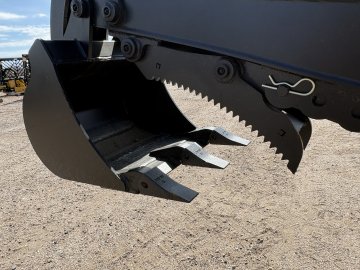 8.5'  BACKHOE WITH THUMB & 18" BUCKET