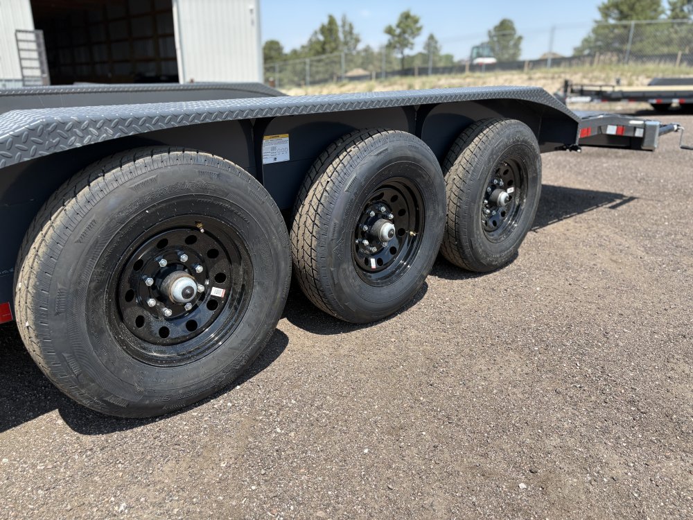 8.5'x32' Lamar Equipment
