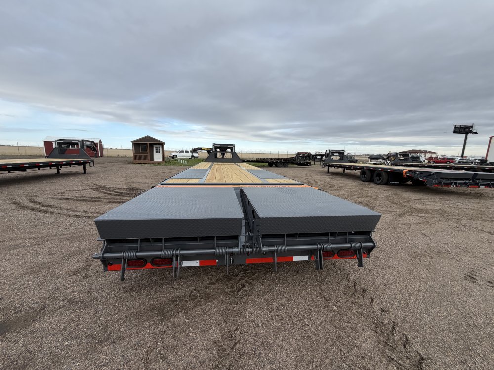 8.5'x32' Lamar Flatbed