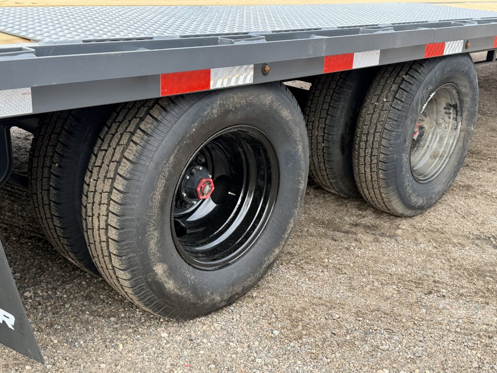 8.5'x32' Lamar Flatbed