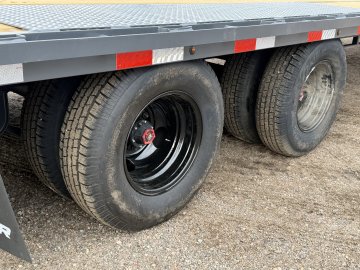 8.5'x32' Lamar Flatbed