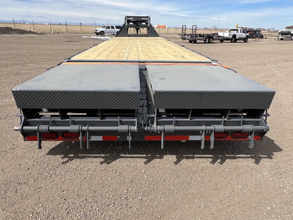 8.5'x32' Lamar Flatbed