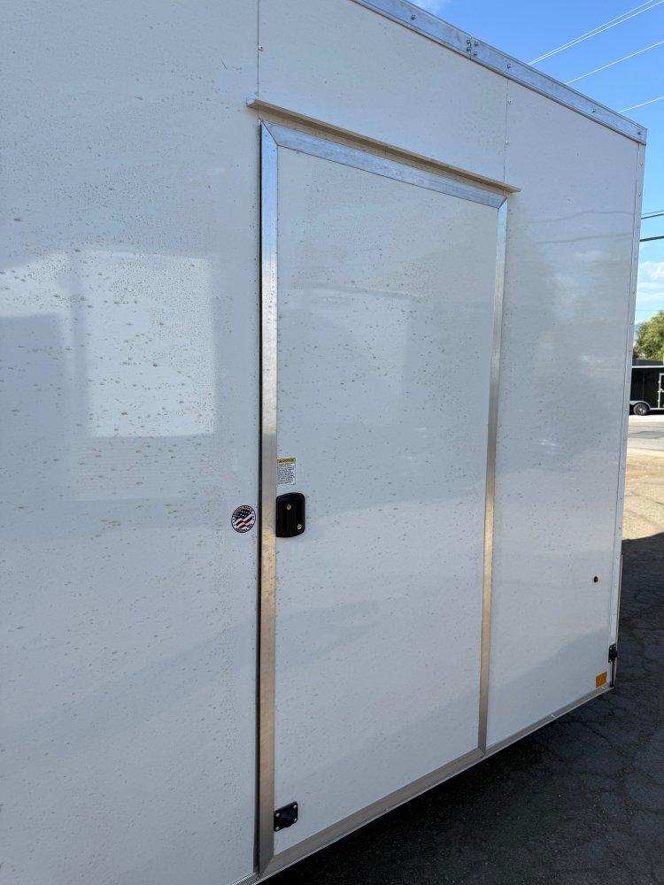8.5x20 lOOK ST DLX Enclosed Car Haule