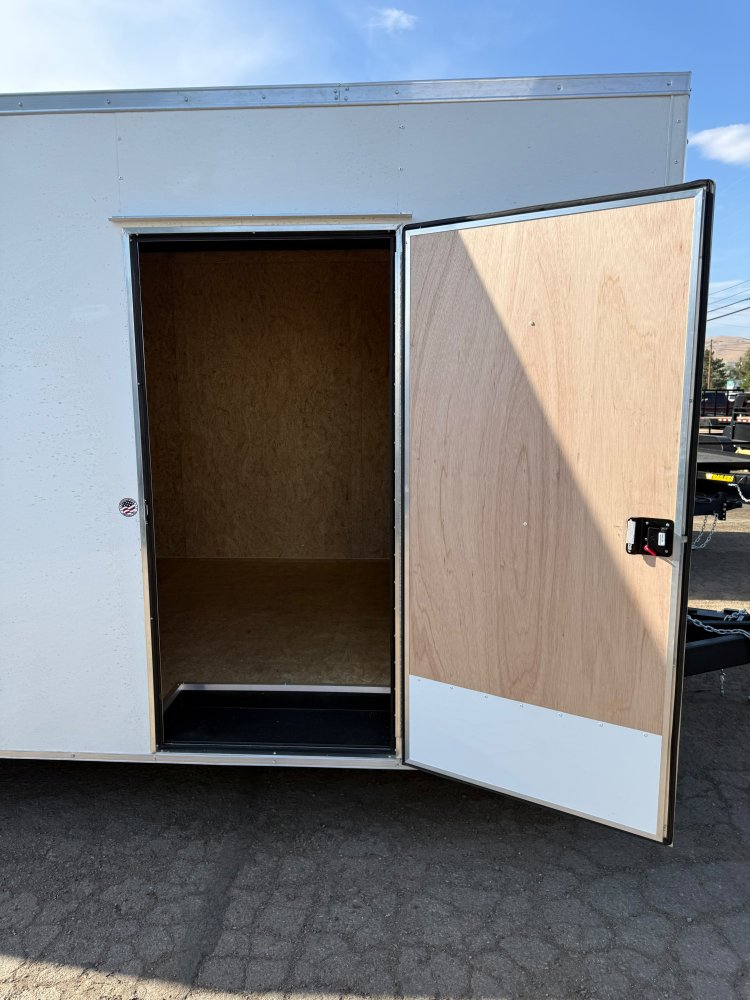 8.5x20 lOOK ST DLX Enclosed Car Haule