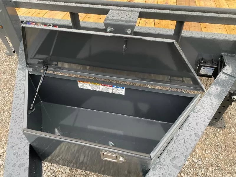 x Lamar Trailers Equipment