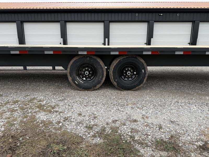 x Lamar Trailers Equipment