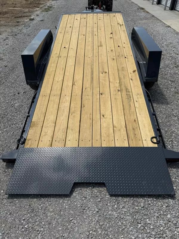 83"x20' Lamar Trailers Tilt