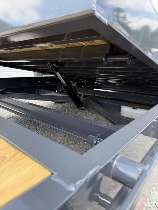 x Lamar Trailers Tilt