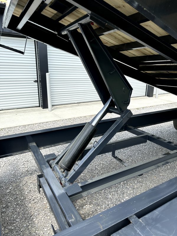 102"x24' Lamar Trailers Tilt