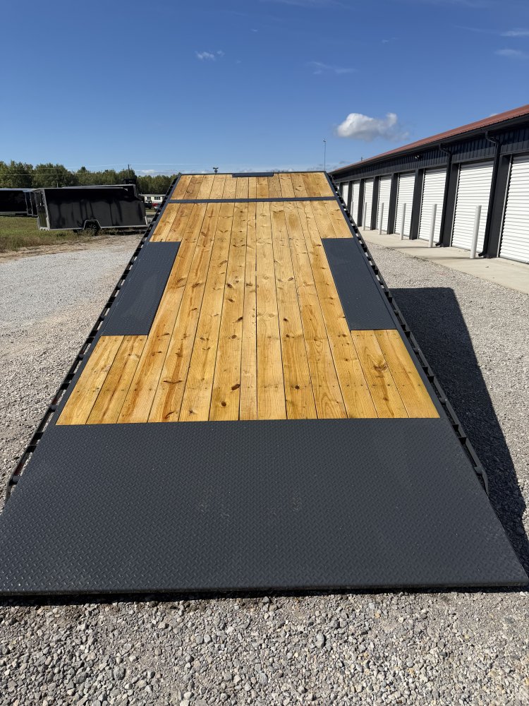 102"x26' Lamar Trailers Tilt