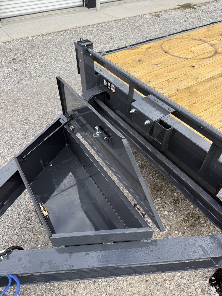 83"x24' Lamar Trailers Equipment