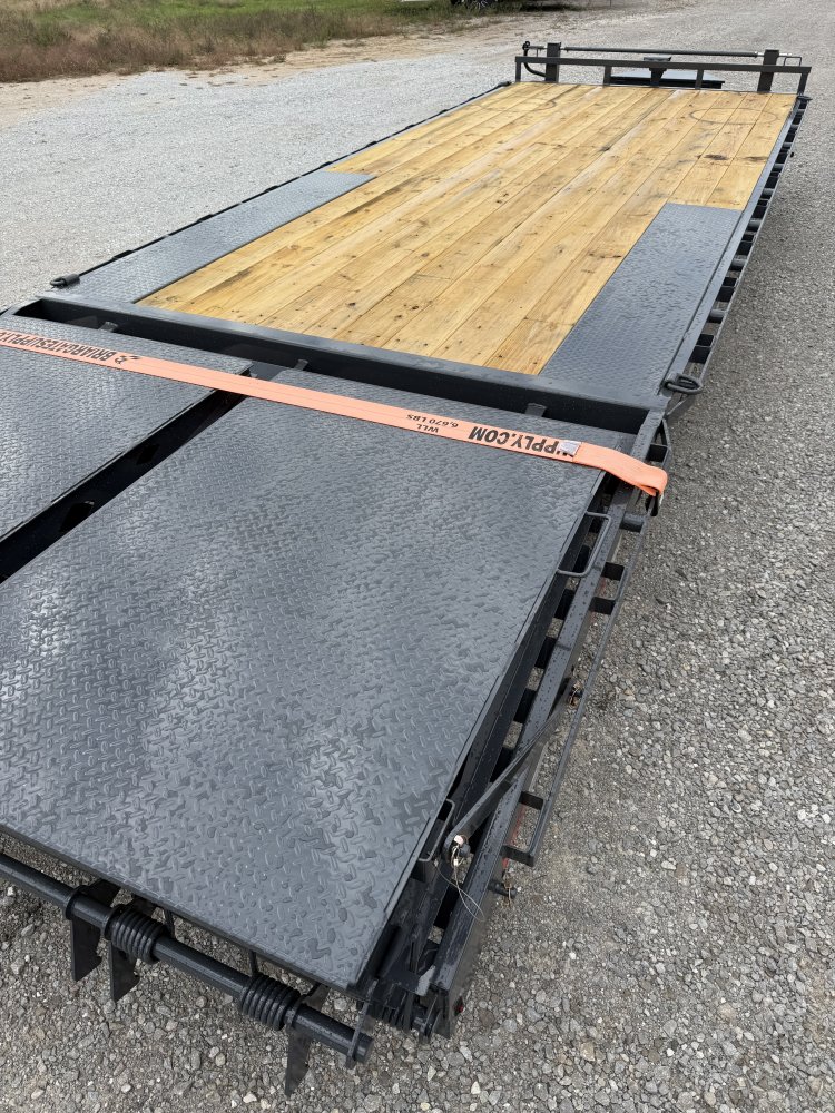 83"x24' Lamar Trailers Equipment