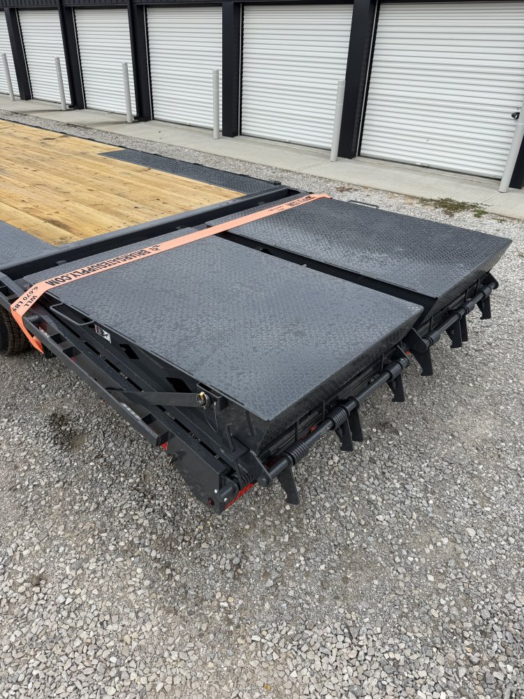 83"x24' Lamar Trailers Equipment