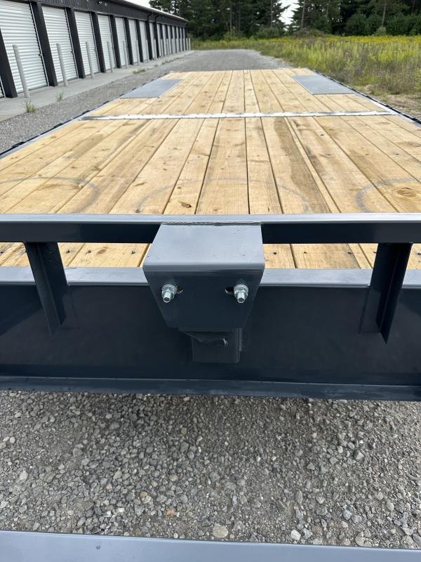102"x24' Lamar Trailers Equipment