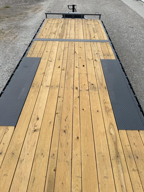 102"x24' Lamar Trailers Equipment