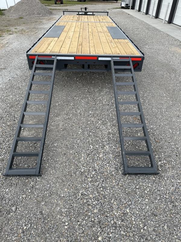 102"x24' Lamar Trailers Equipment