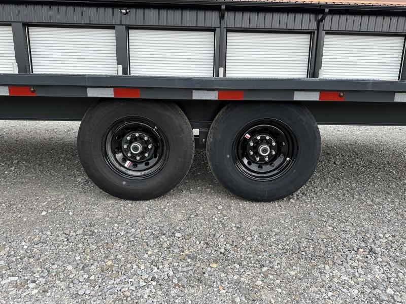 102"x24' Lamar Trailers Equipment