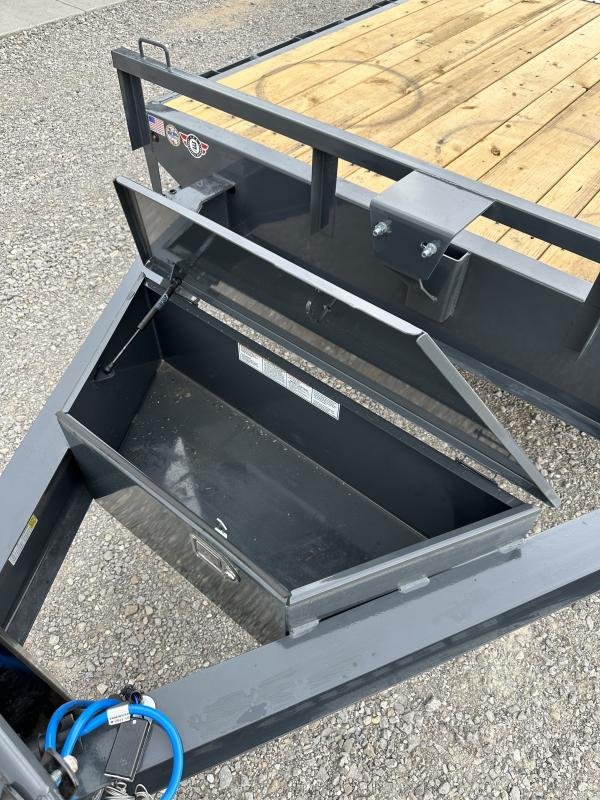 102"x24' Lamar Trailers Equipment
