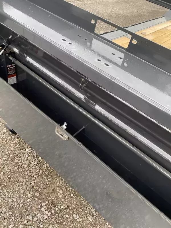 102"x32" Lamar Trailers Equipment