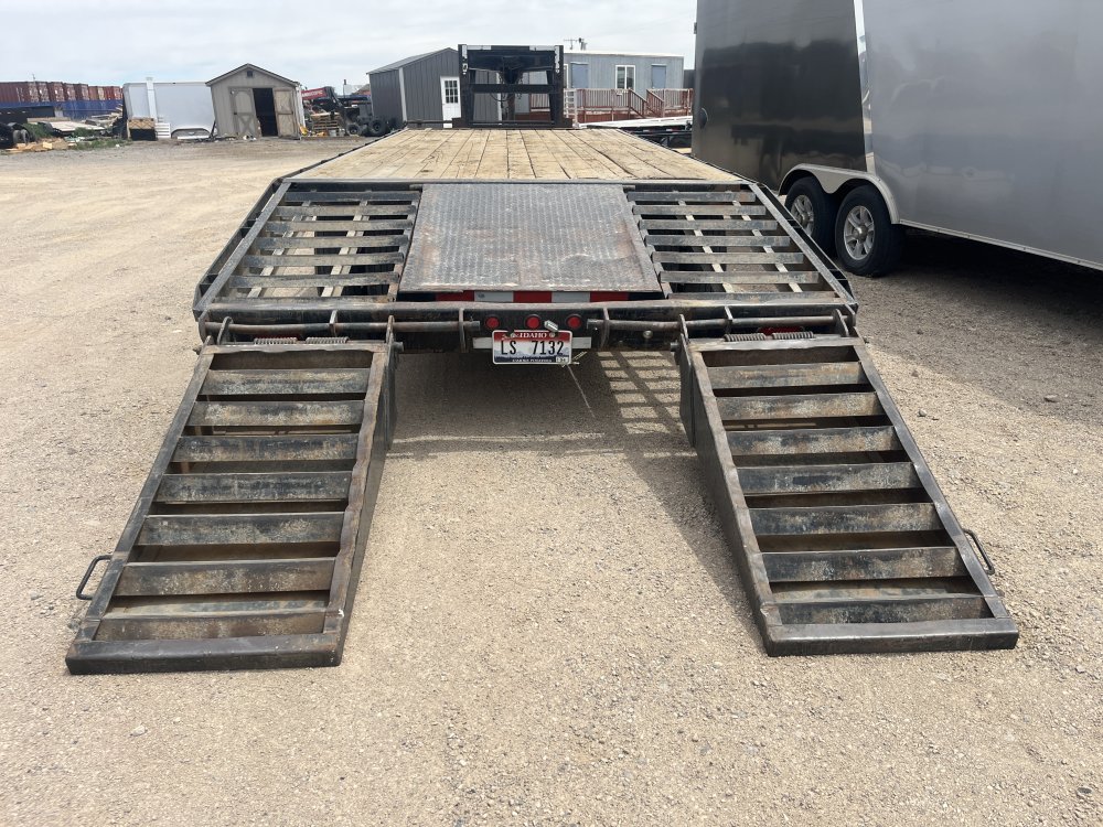 2007 C&B Trailers 101"x24' Gooseneck Trailer