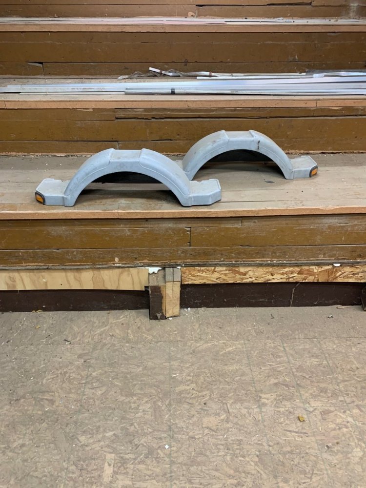 USED POLY HDPE SINGLE AXLE FENDER WITH STEPS FOR BOAT TRAILER, GRAY, WITH REFLECTOR - 9"X25"X9"