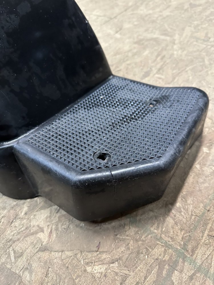 USED SHORELAND'R SINGLE AXLE FENDER, BLACK PLASTIC, SOME MINOR CRACKS, 9" WIDTH FOR 13" WHEELS