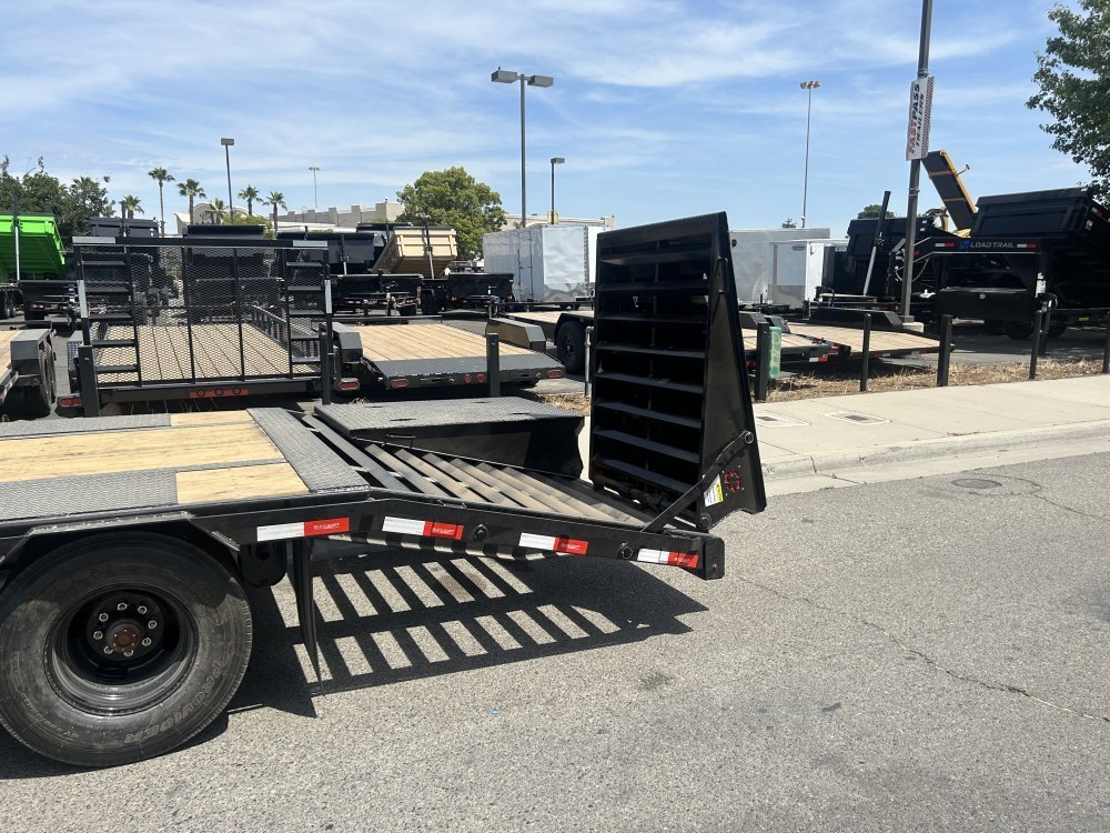 2025 BUCKSHOT TRAILERS Bolt 25R Equipment