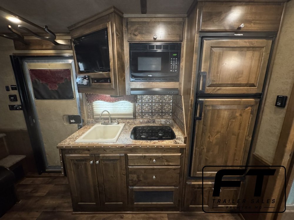 2020 Twister 4 Horse Side Load 15'6 Trail Boss Horse - Living Quarters
