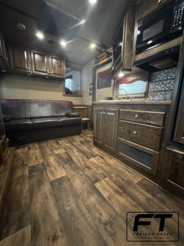 2020 Twister 4 Horse Side Load 15'6 Trail Boss Horse - Living Quarters