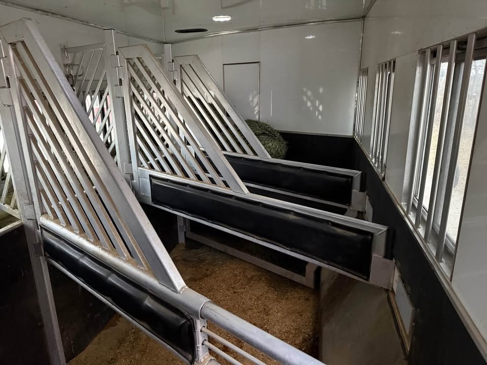 2018 Bloomer 4 Horse Sideload 15'8 Trail Boss Conversion