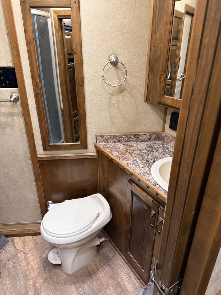 2018 Bloomer 4 Horse Sideload 15'8 Trail Boss Conversion