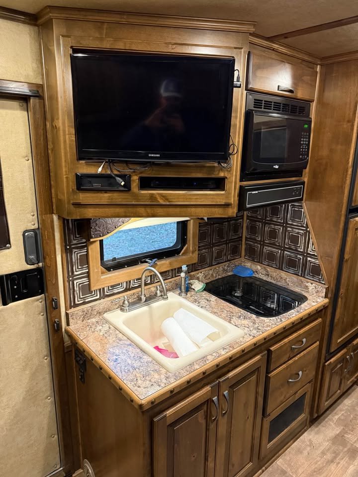 2018 Bloomer 4 Horse Sideload 15'8 Trail Boss Conversion