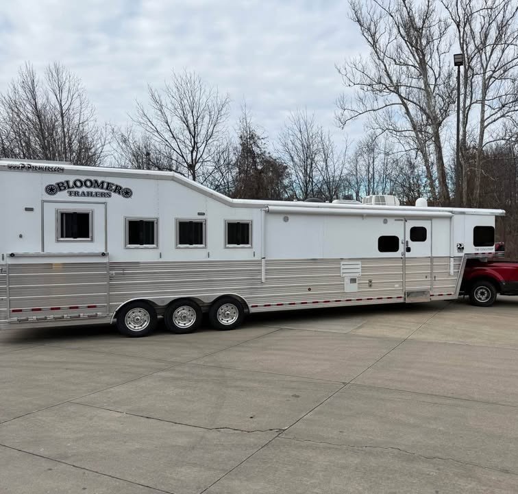 2018 Bloomer 4 Horse Sideload 15'8 Trail Boss Conversion