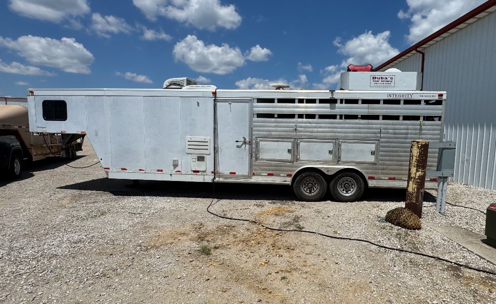 2006 Integrity 8' LQ 4 Horse w/ Midtack