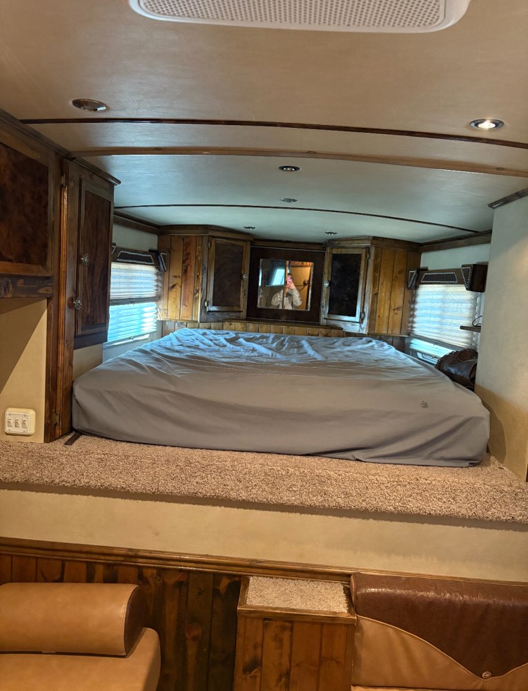 2006 Integrity 8' LQ 4 Horse w/ Midtack