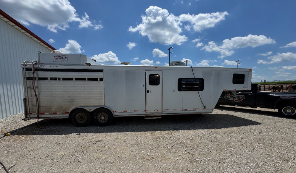 2006 Integrity 8' LQ 4 Horse w/ Midtack