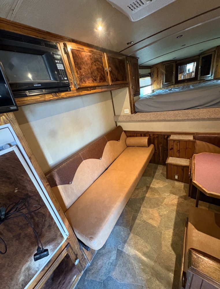 2006 Integrity 8' LQ 4 Horse w/ Midtack