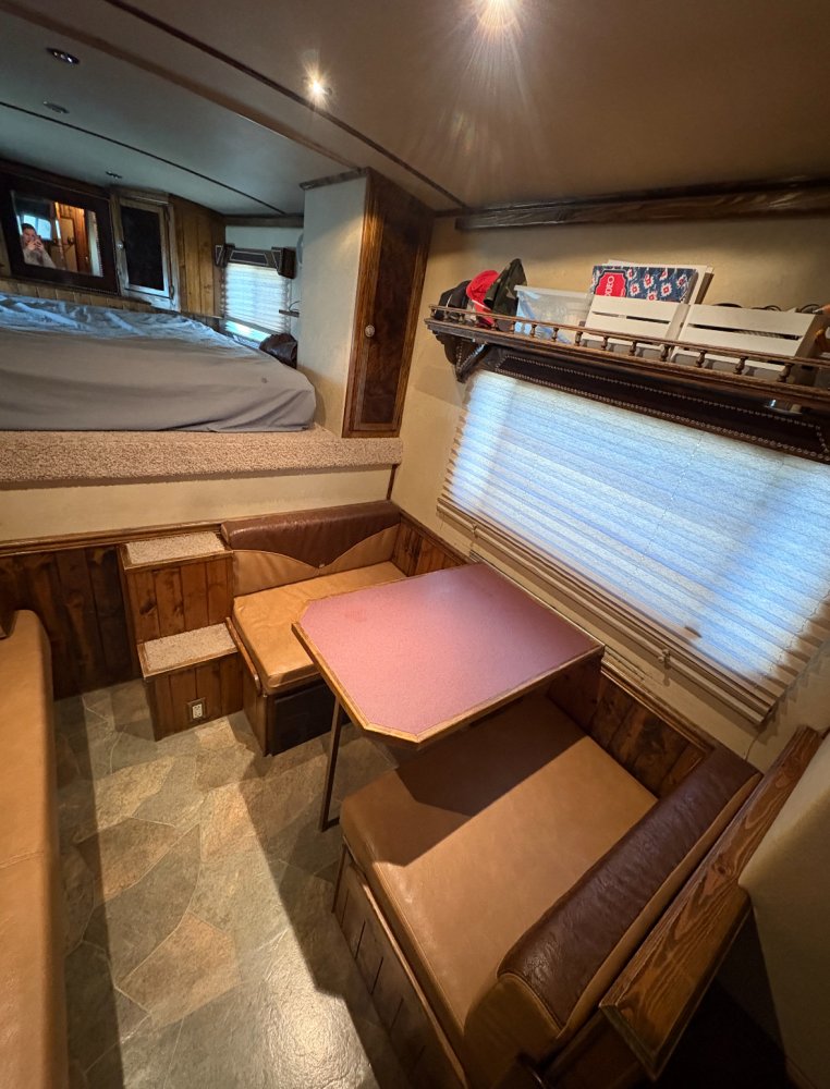 2006 Integrity 8' LQ 4 Horse w/ Midtack