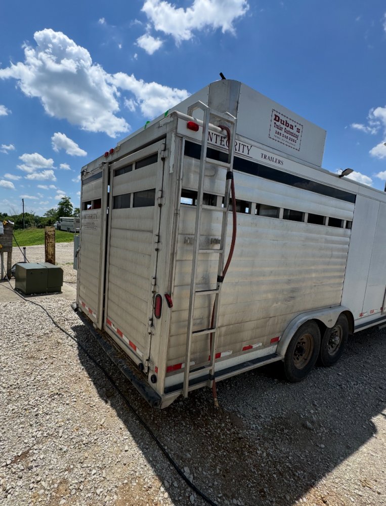 2006 Integrity 8' LQ 4 Horse w/ Midtack