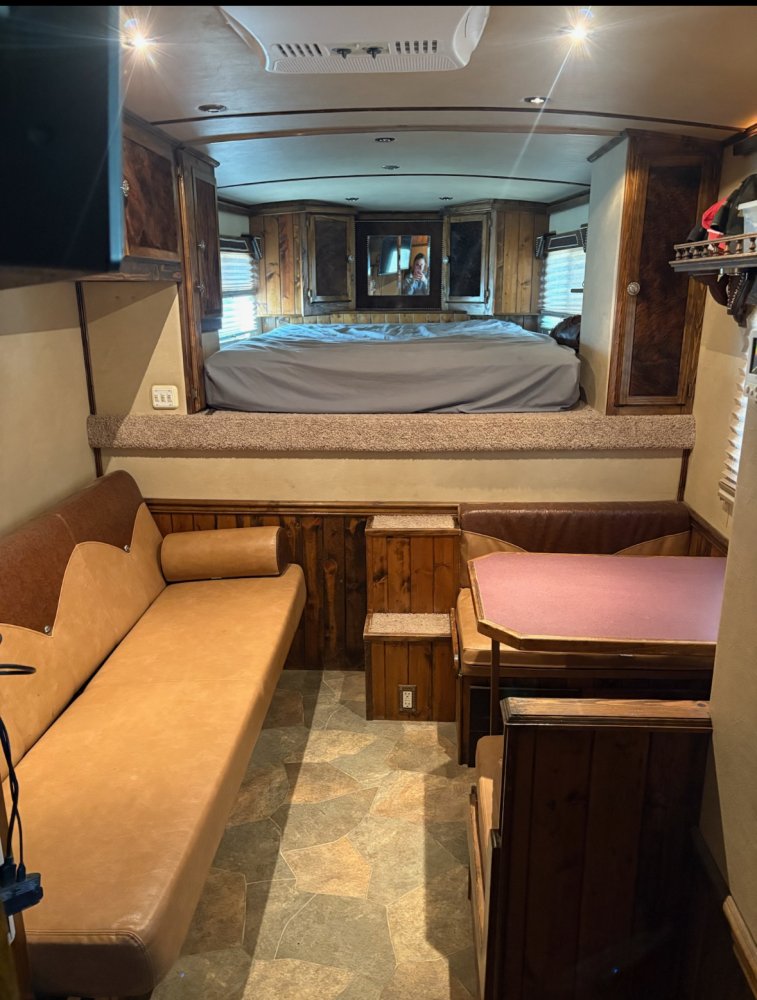 2006 Integrity 8' LQ 4 Horse w/ Midtack