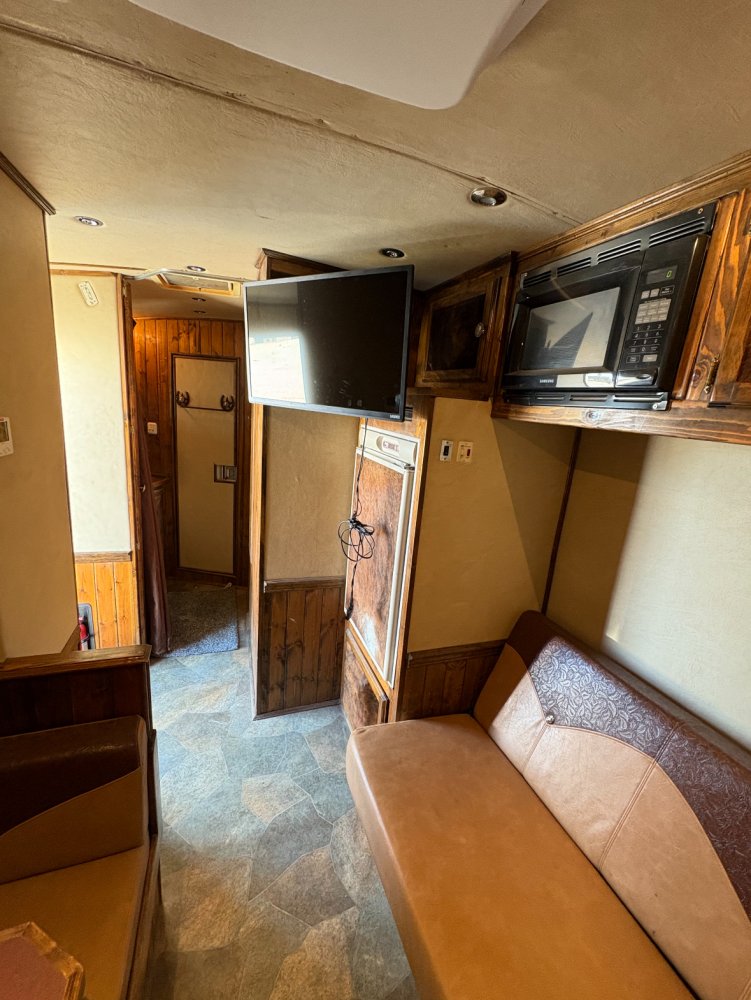 2006 Integrity 8' LQ 4 Horse w/ Midtack