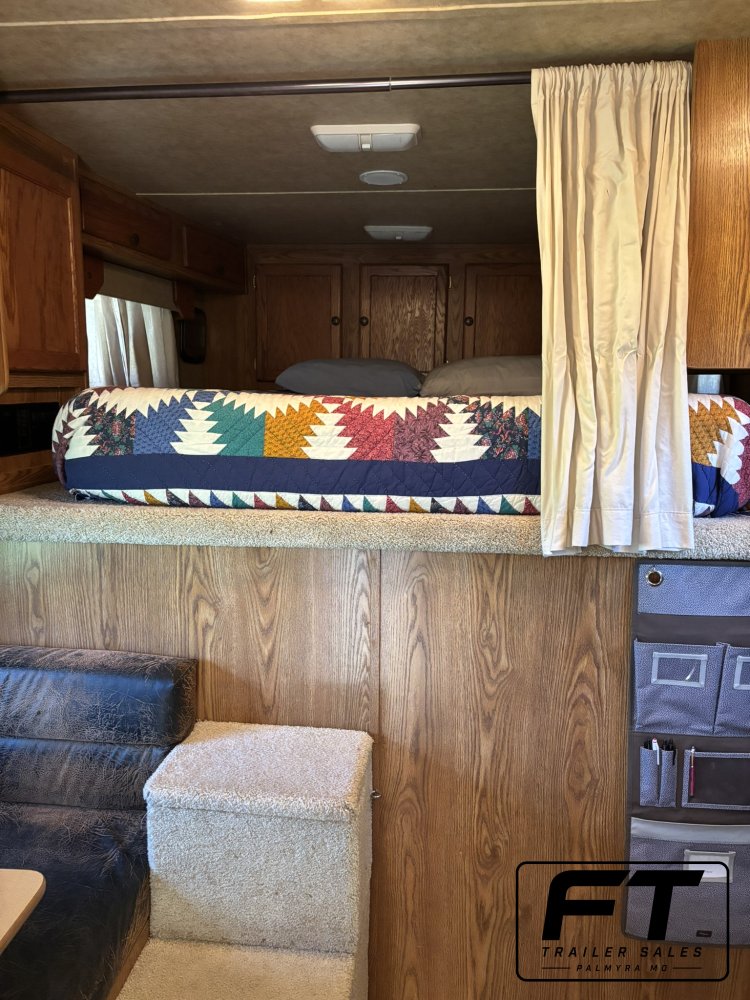 2005 Exiss 3 Horse 10' Living Quarter