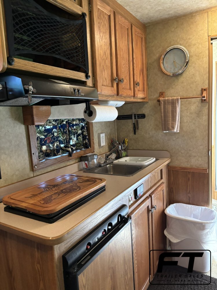 2005 Exiss 3 Horse 10' Living Quarter